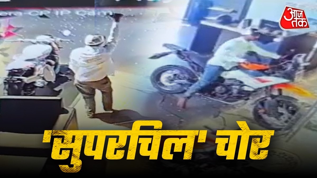 हाथ में माता की फोटो, दिल में बेफिक्री! शोरूम में नहाया-नाचा चोर, Video 