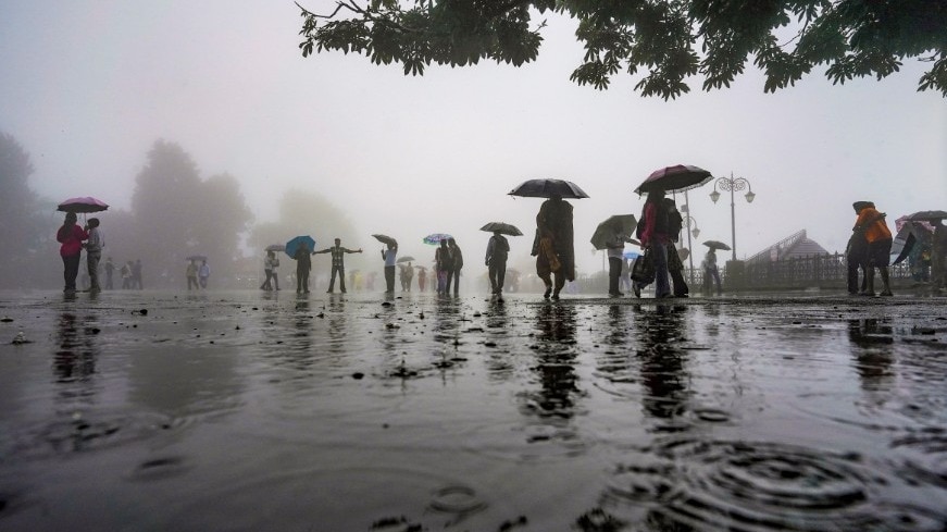 शिमला में भारी बारिश से सड़कों पर पानी भर गया है