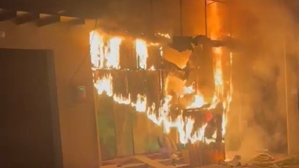 जिस दुकान में आग लगी वहां लकड़ी की कटिंग चल रही थी. (Photo- Screengrab)