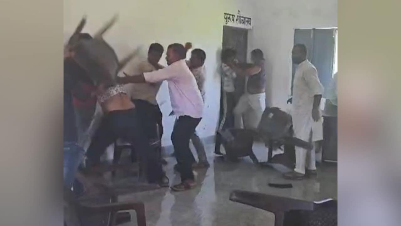 संवाद दिवस में समस्याएं सुनने बैठे थे, पंचायत घर में कुर्सियां चलने लगीं