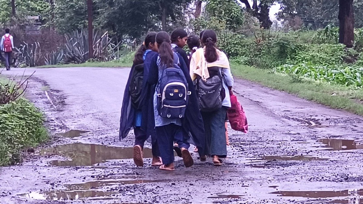 भूत की अफवाह के बीच हास्टल से घर जाती छात्राएं (Photo ITG)