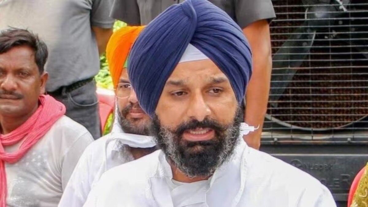 बिक्रम सिंह मजीठिया ने कहा कि ये घटनाएं खुफिया और सुरक्षा व्यवस्था की विफलता पर गंभीर सवाल खड़े करती हैं. (Photo: PTI)