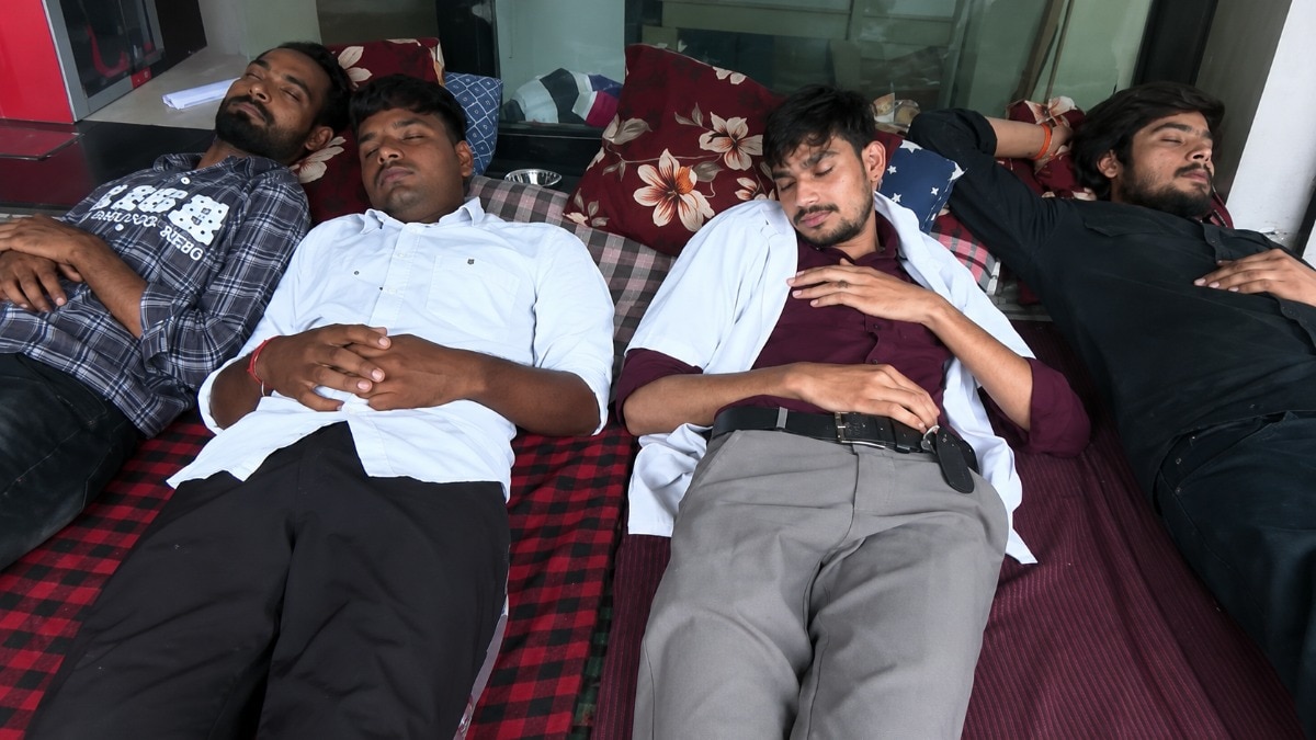 'आजतक' की खबर का बड़ा असर: MP नर्सिंग काउंसिल के रजिस्ट्रार पर गिरी गाज; डिप्टी सीएम के निर्देश पर हटाए गए मुकेश सिंह