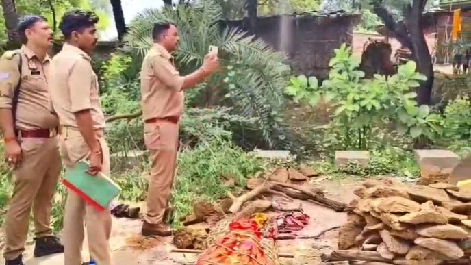 महोबा में सड़क पर चिता देख भड़के पुलिसवाले (Photo- Screengrab)
