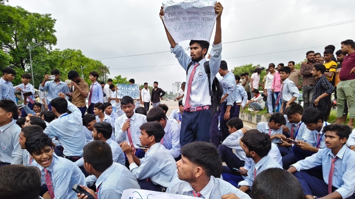 लखनऊ में सर्वोदय विद्यालय के छात्रों का प्रदर्शन (Photo- ITG)