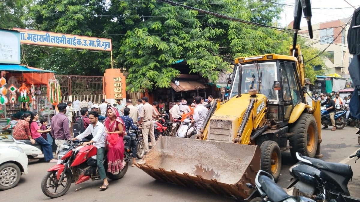 गुना में जर्जर शिक्षा व्यवस्था के खिलाफ सड़कों पर उतरी ABVP.(Photo:ITG)