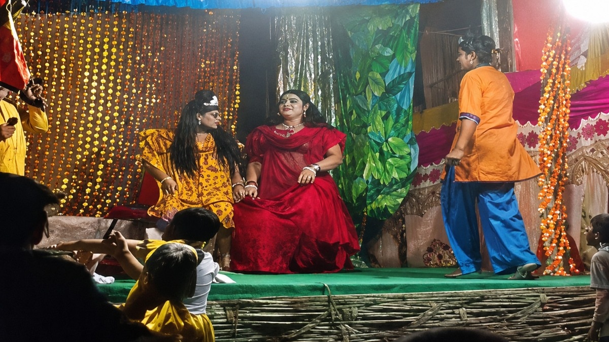 सावन के धार्मिक मंच पर अश्लील डांस. (Photo: Screengrab)