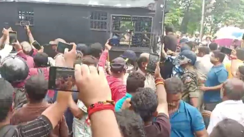 पूर्व TMC विधायक पर भीड़ ने अंडे-जूतों से हमला कर दिया. (फोटो-स्क्रीनग्रैब/ITG)