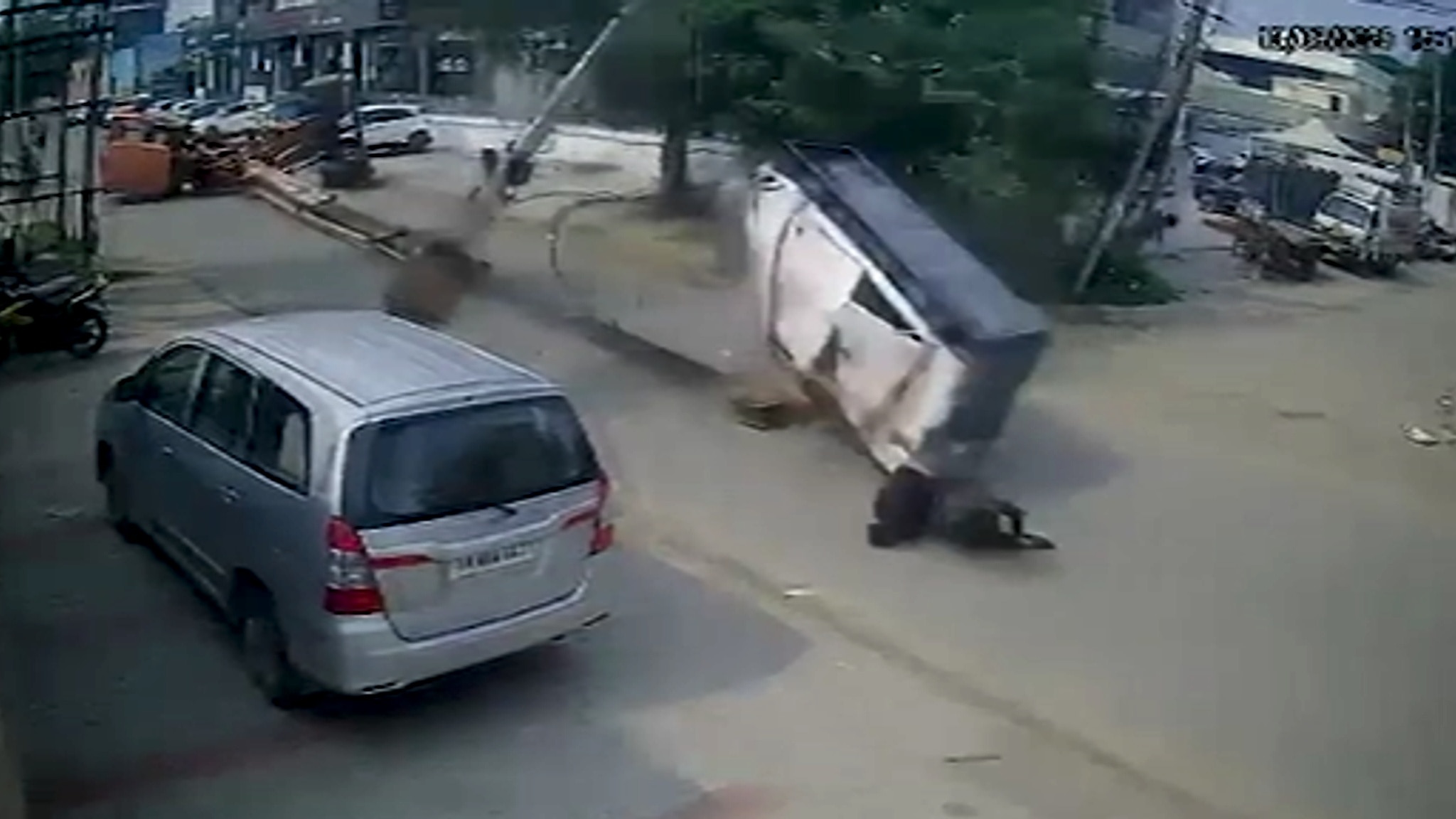 देखते ही देखते पलट गई क्रेन.(Photo: Screengrab)