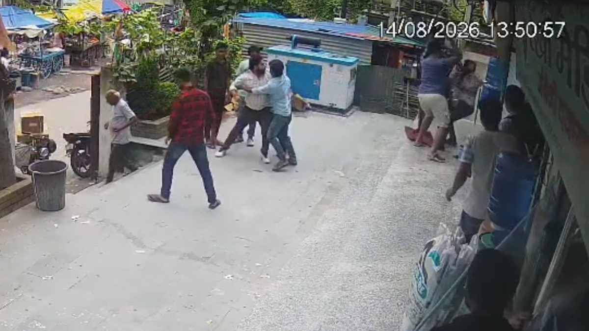 दवा बेचने के विवाद में मेडिकल शॉप पर हमला. (Photo: Screengrab)