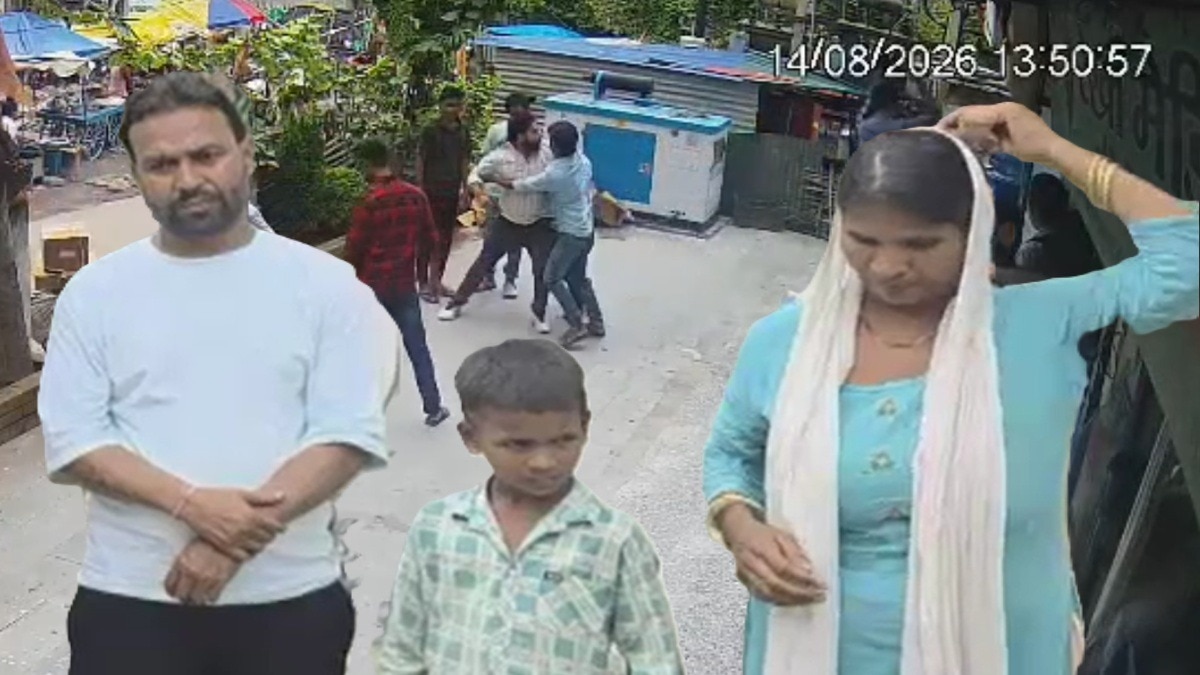 दुकानदार ने महिला को जमकर पीटा. (Photo: Screengrab)