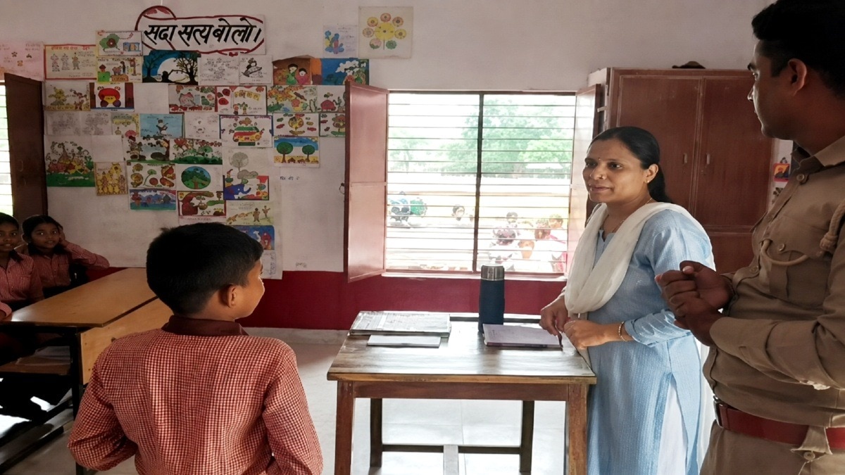 पुलिस को साथ लेकर स्कूल पहुंचे छात्र को शिक्षिका ने सरेआम डांटा.(Photo:ITG)