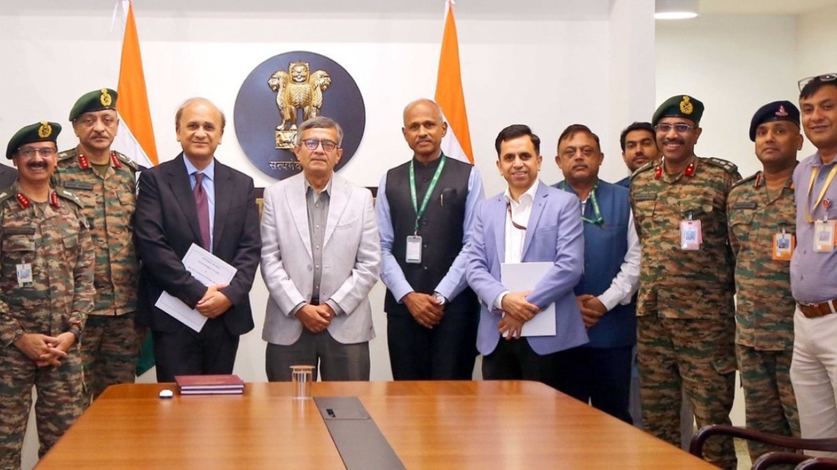 रक्षा मंत्रालय ने भारतीय सेना के लिए 'लॉइटर म्यूनिशन सिस्टम' के लिए ₹1,577 करोड़ के कॉन्ट्रैक्ट पर हस्ताक्षर किए. (फोटो-X/@SpokespersonMoD)