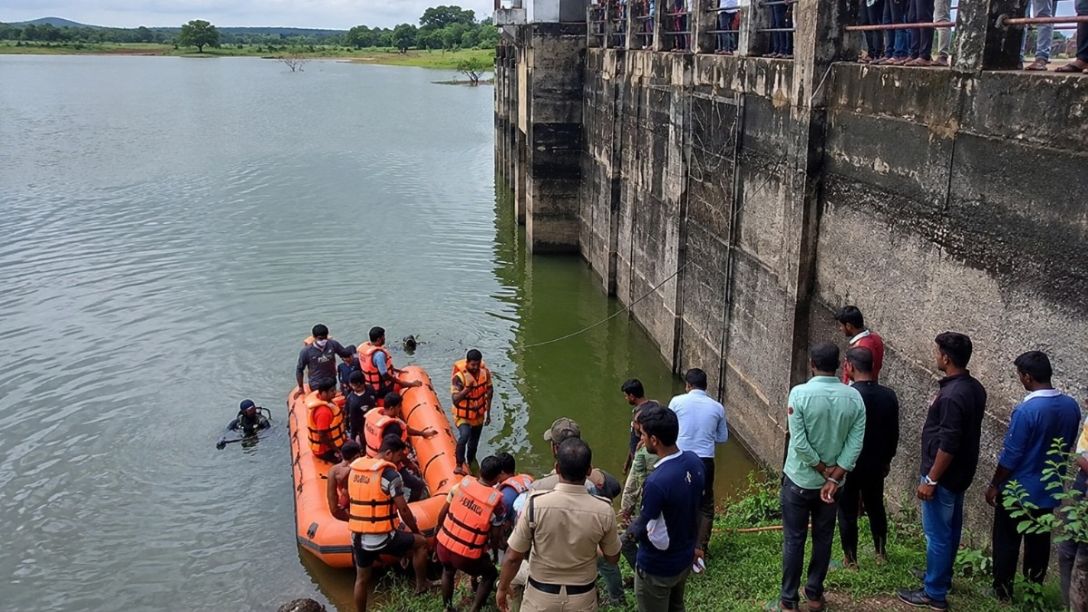 रेस्क्यू टीम ने निकाले शव.(Photo: AI-generated)