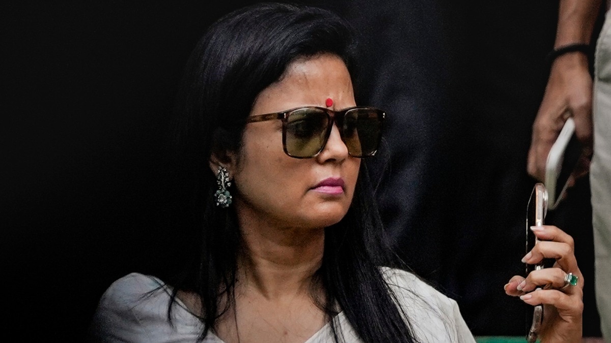     महुआ को रात में कमरा खाली करने का आदेश (Photo: PTI)