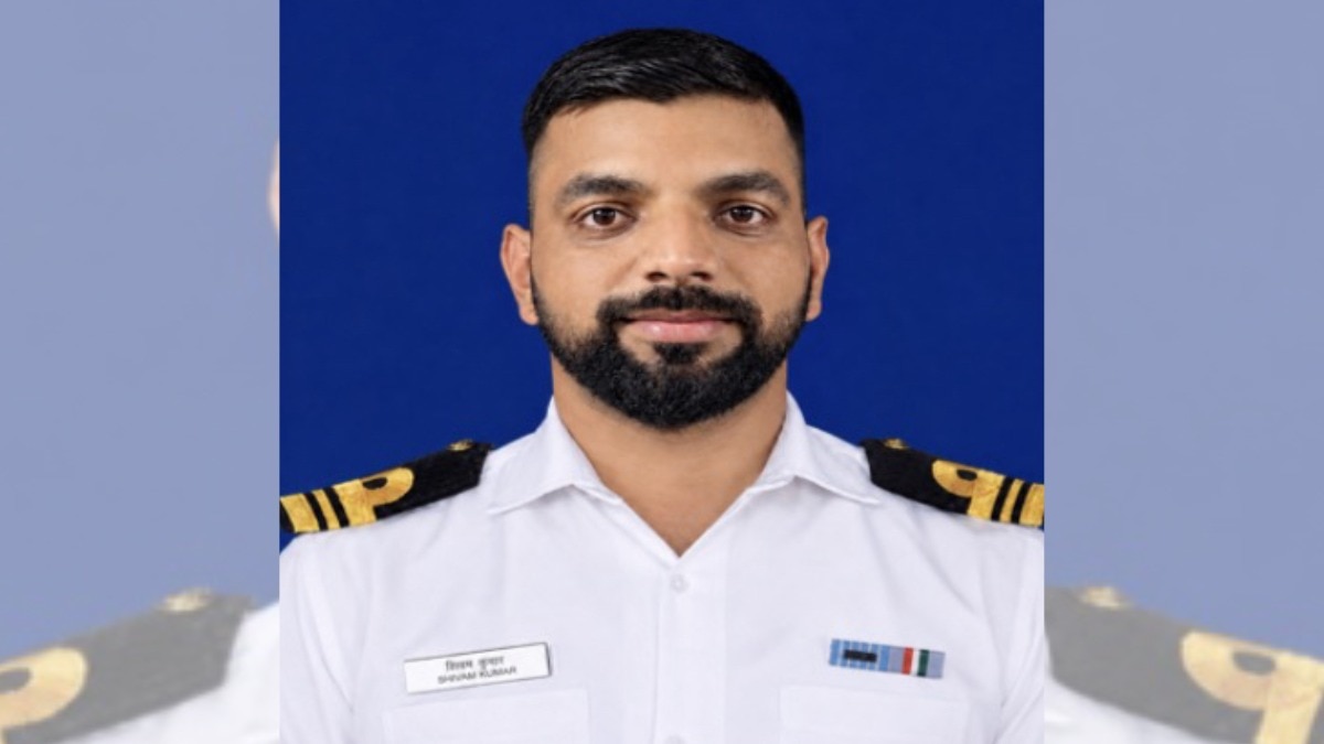 जलते LPG टैंकर में जान जोखिम में डालकर ऑपरेशन चलाने वाले नौसेना अफसर शिवम कुमार (Photo: ITG)
