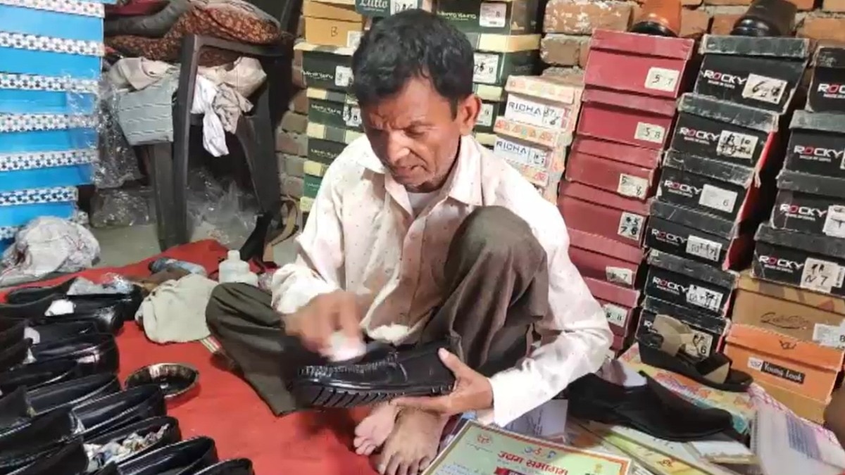 लेदर प्रोडक्ट तैयार करता कारीगर. (Photo: ITG)