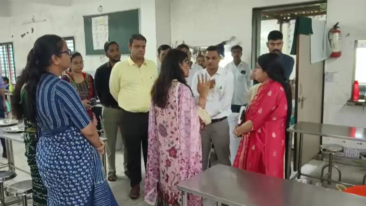 बीमारी से बचाव को लेकर मेडिकल स्टाफ को निर्देश देते अधिकारी. (Photo: Screengrabs)