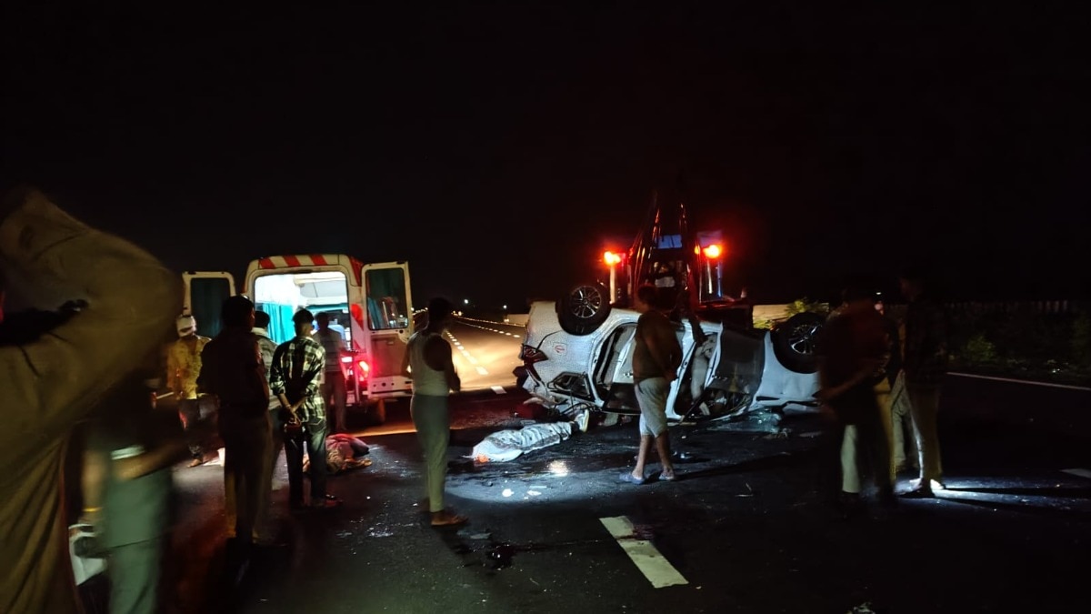 एक्सप्रेसवे पर पलटी कार. (Photo: ITG)