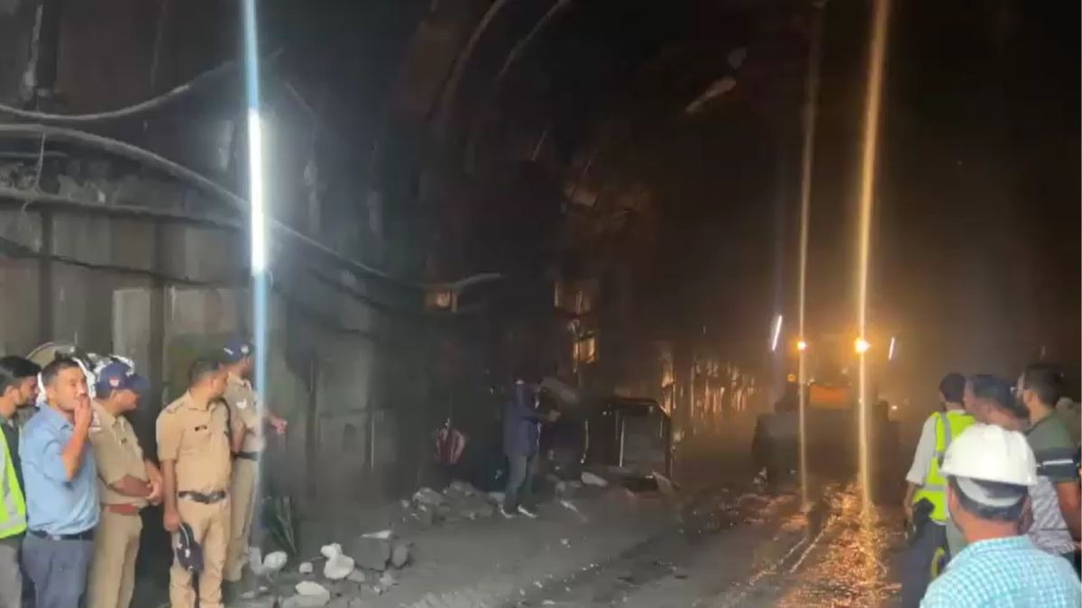 पानी और मलबा की वजह से रेस्क्यू में हो रही परेशानी. (Photo: Screengrab)