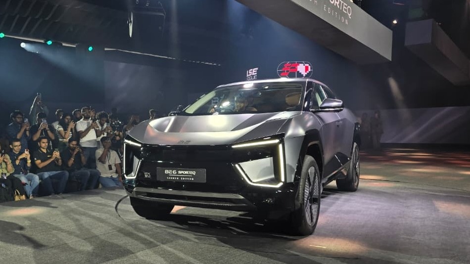 Mahindra BE 6 Sporteq में तीन स्क्रीन वाला सेटअप मिलात है. (Photo: ITG)