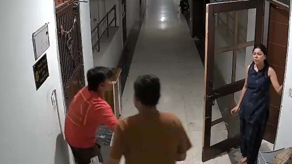मेरठ में डिलीवरी बॉय की बेरहमी से पिटाई. (Photo: Screengrabs)