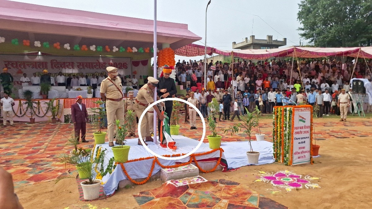 मुख्य अतिथि जिला कलेक्टर के ध्वजारोहण करते गिरा ध्वज.(Photo:ITG)