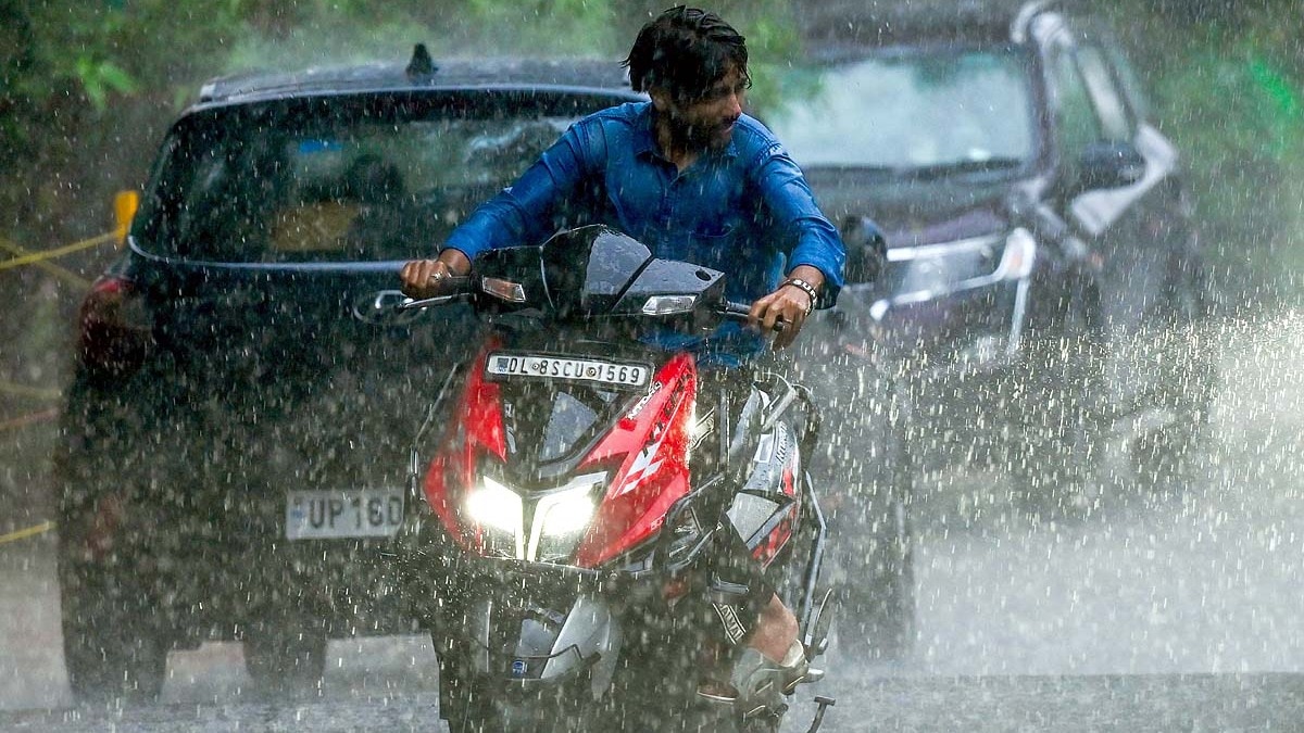नोएडा में बारिश के दौरान सड़क पर गुजरती गाड़ियां. (File Photo: Getty)