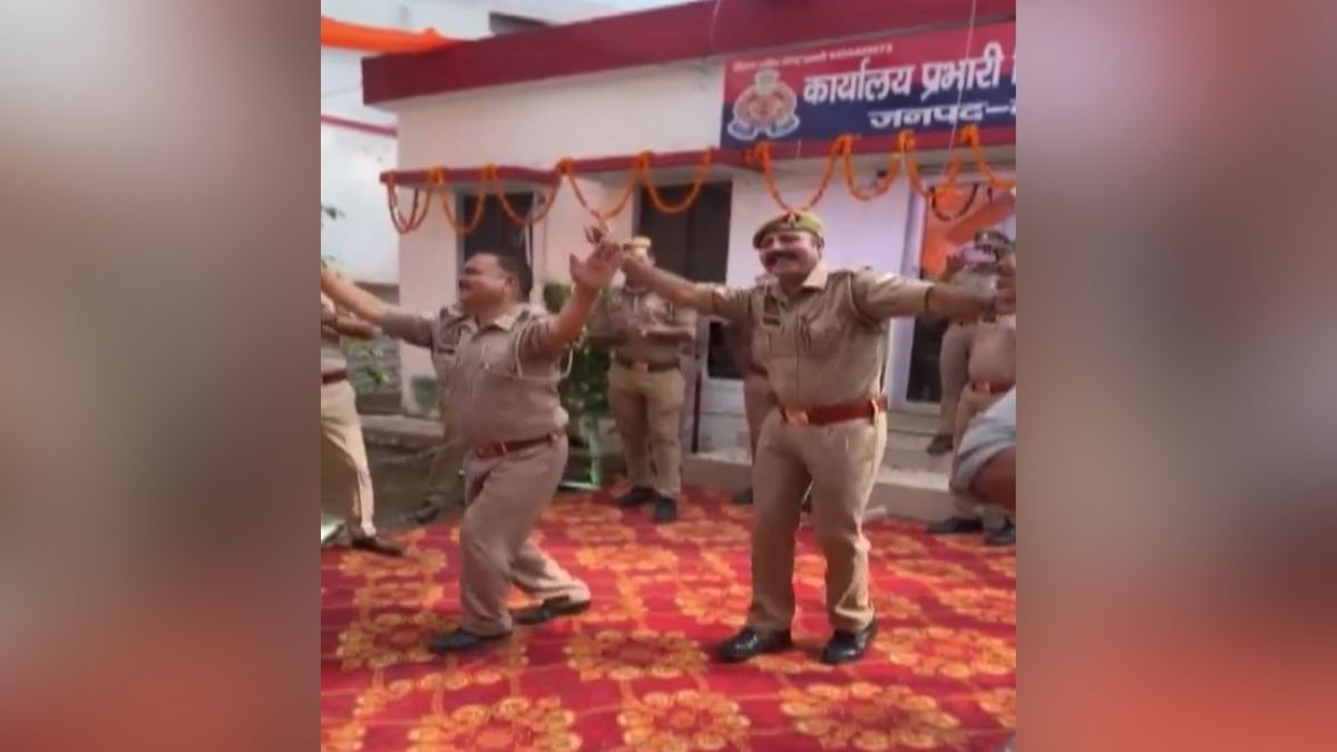 आसपास खड़े पुलिसकर्मियों ने जमकर बजाईं तालियां. (Photo: Screengrab)