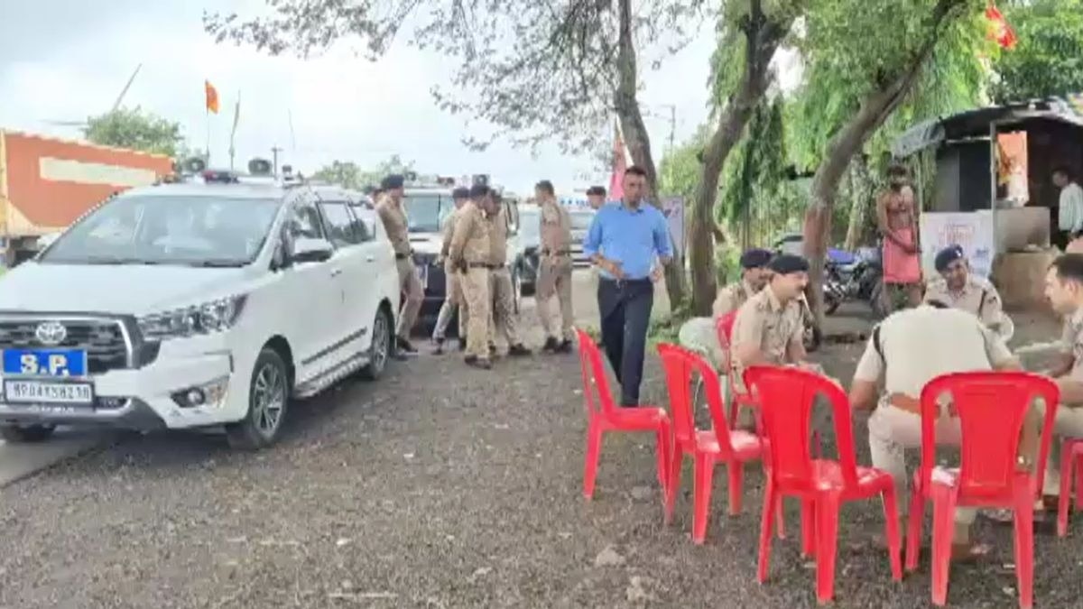 घटना के रीक्रिएशन में जुटी पुलिस. (Photo: Screengrab)