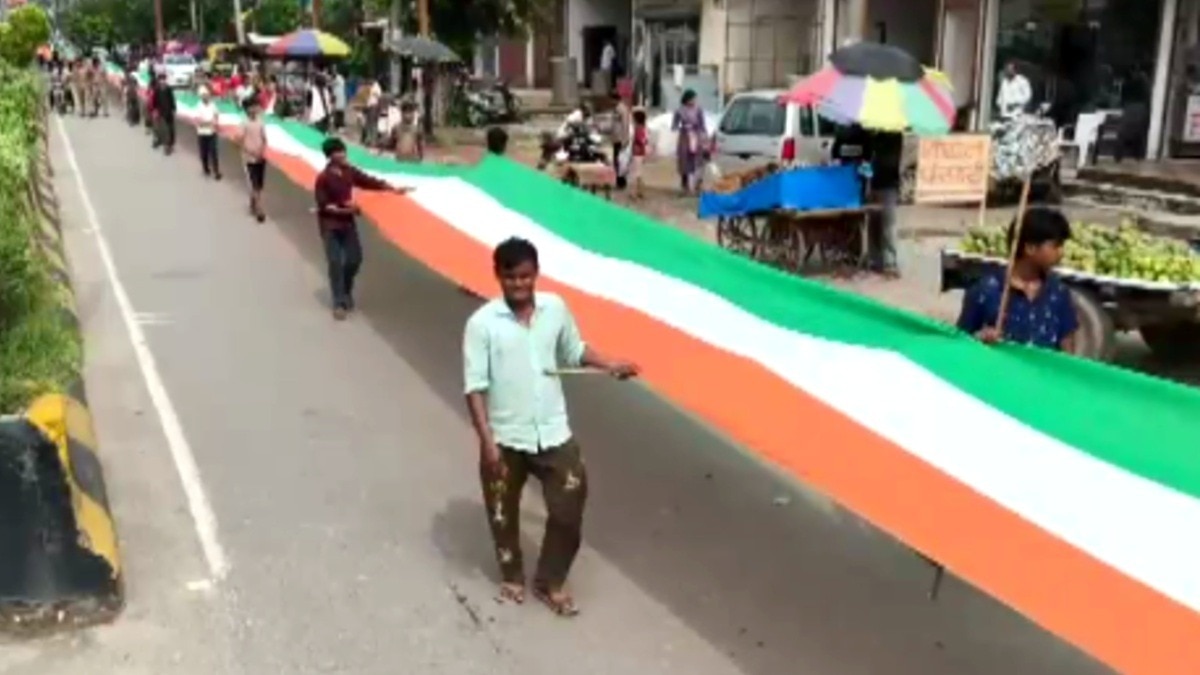 गुजरात से विशेष रूप से बनकर आया 1 KM लंबा तिरंगा.(Photo:ITG)