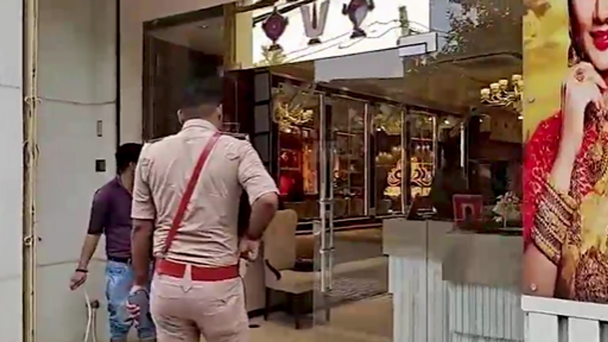 पिस्टल और कारतूस बरामद.(Photo: Screengrab)