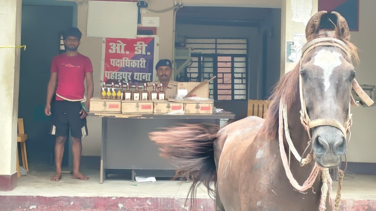 53 लीटर विदेशी शराब बरामद.(Photo: Sachin Panday/ITG)