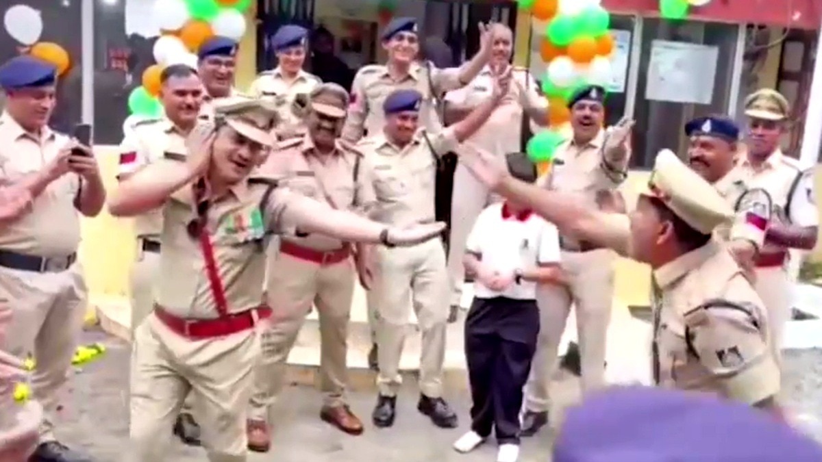 झंडारोहण के बाद देश भक्ति गीतों पर जमकर झूमा पूरा थाना.(Photo:Screengrab)