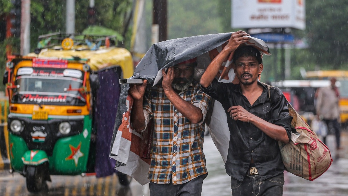 दिल्ली में रविवार को अधिकतम तापमान 32°C से 34°C और न्यूनतम तापमान 23°C से 25°C के बीच रहने की संभावना है. (File Photo: PTI)