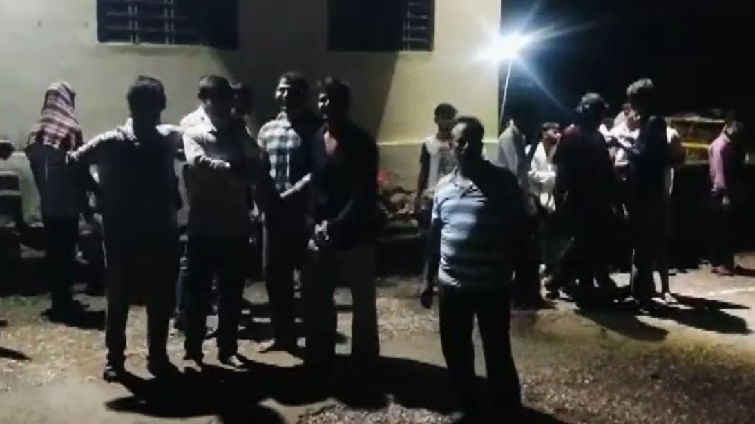 रेस्क्यू किए गए बाढ़ में फंसे युवक. (Photo: Screengrabs)
