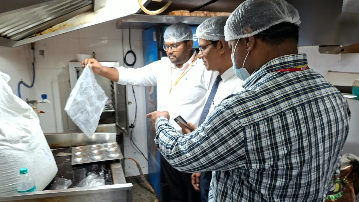 कर्नाटक फूड सेफ्टी एंड ड्रग एडमिनिस्ट्रेशन विभाग ने राज्य में खाद्य सुरक्षा नियमों का पालन कराने के लिए अभियान चलाया है. (Photo: ITG)