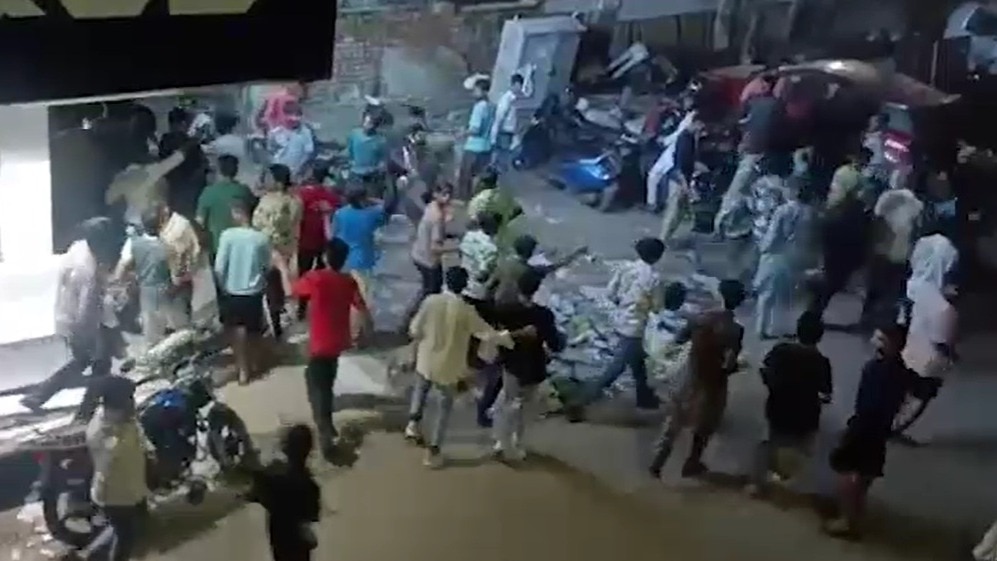 ऑफर सुनकर दुकान के बाहर पहुंची भीड़. (Photo: Screengrabs)