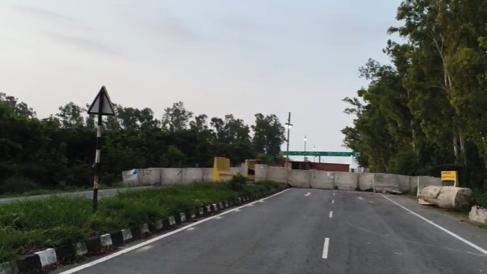 खनौरी बॉर्डर पर पुलिस ने लगाए भारी बैरिकेड. (Photo: ITG)