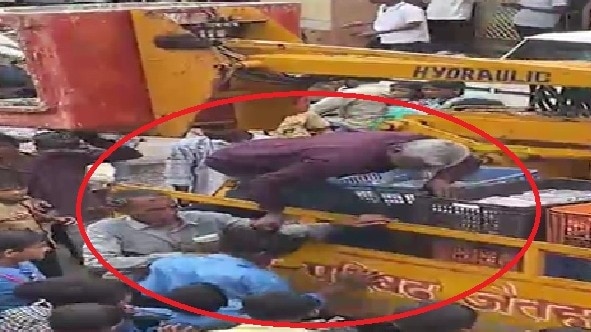 बच्चे को बाल पकड़कर उठाता कर्मचारी. (Photo: Screengrabs)