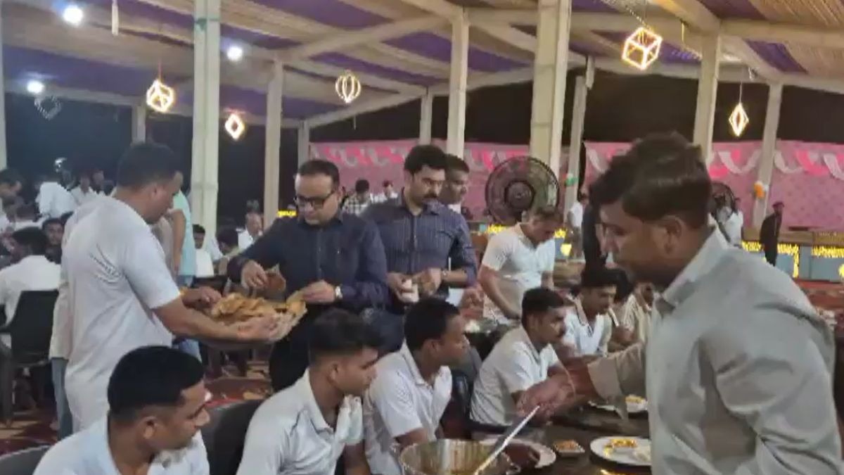 डीएम, डीआईजी और एसएसपी ने परोसा भोजन. (Photo: Screengrab)