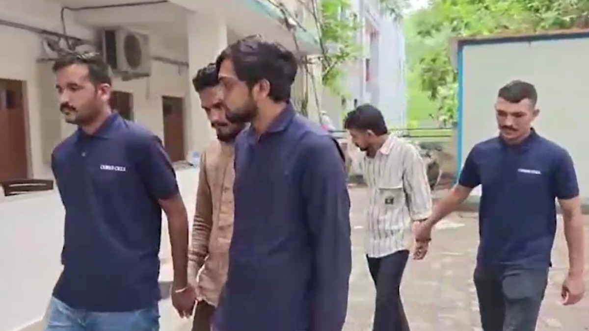पुलिस ने बताया कि आरोपियों ने 'सुखविलास क्रिएशन' नाम की सेलर ID का इस्तेमाल करके केवल नौ दिनों में लगभग 5 हजार 121 फर्जी ऑर्डर किए. (Photo: ITG)