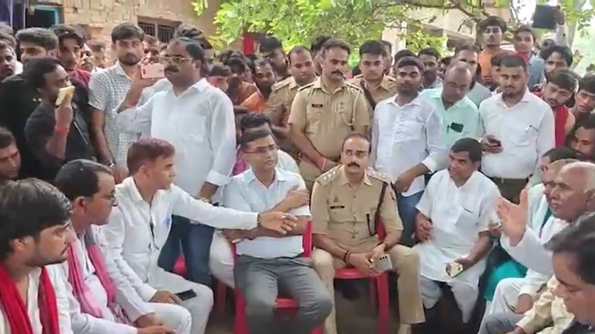हत्या के बाद गांव में पुलिस फोर्स तैनात. (Photo: Screengrab)