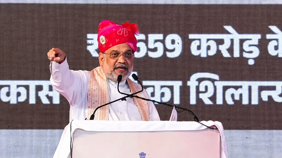 केंद्रीय गृह मंत्री अमित शाह ने कहा कि कोई सपने में भी कैसे सोच सकता है कि वंदे मातरम् को अधूरा छोड़ दिया जाए. (Photo: X/@AmitShah)