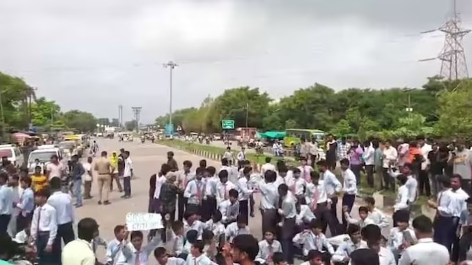 टीचरों की कमी के बाद फूटा छात्रों का गुस्सा. (screengrab)