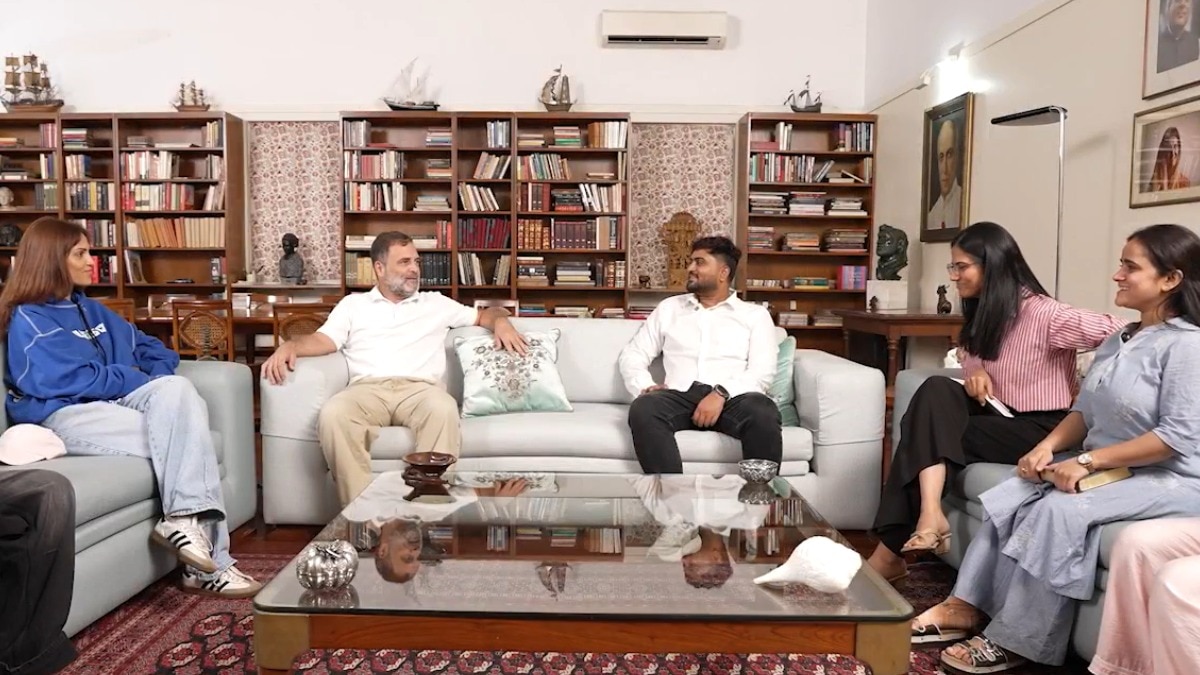 राहुल गांधी ने नीट प्रोटेस्टर्स से बातचीत का वीडियो शेयर किया है. (फोटो-X/@RahulGandhi)