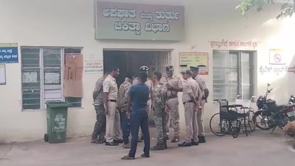 कर्नाटक में तीन लोगों की मौत के बाद ग्रामीणों और अधिकारियों के बीच भिंडत हुई थी.(Photo- ITG)