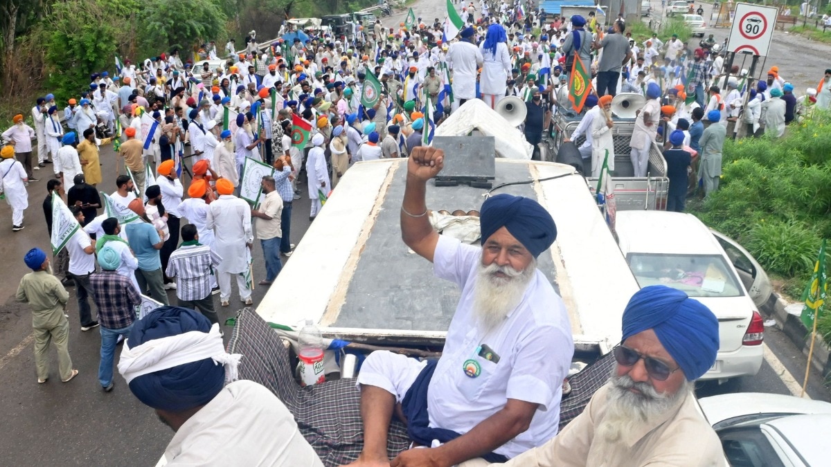 किसानों ने हरियाणा प्रशासन से बातचीत के बाद फैसला लिया. (Photo- Reuters)