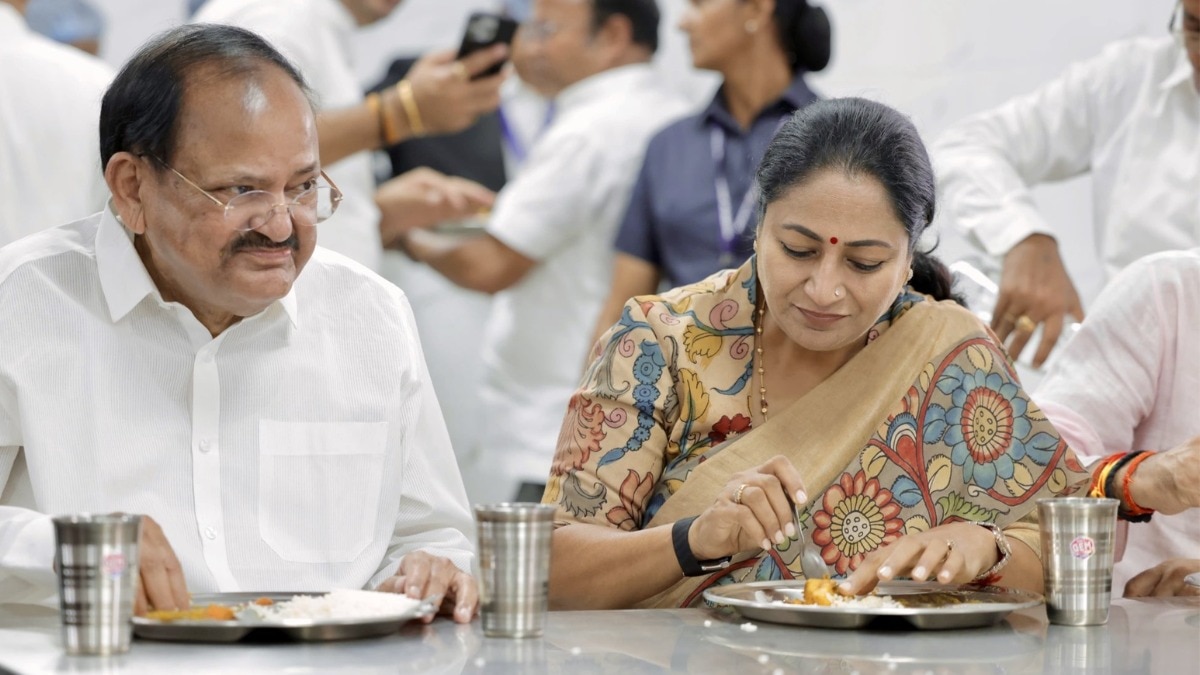 अब तक दिल्ली में 100 अटल कैंटीन शुरू हो गई हैं. (Photo- X/Rekha Gupta)