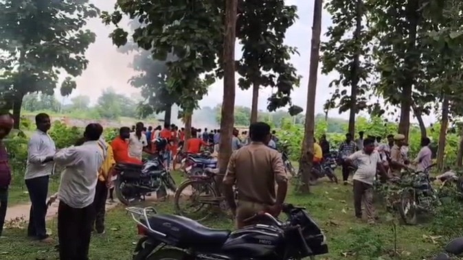 प्रशासन की मौजूदगी में अंतिम संस्कार कराया गया.(Photo: Screengrab)